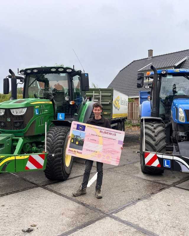 Geslaagde cursist met groot rijbewijsbord tussen een groene en een blauwe lestrekker