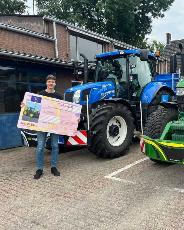 Geslaagde cursist met rijbewijsbord naast een blauwe en een groene lestrekker
